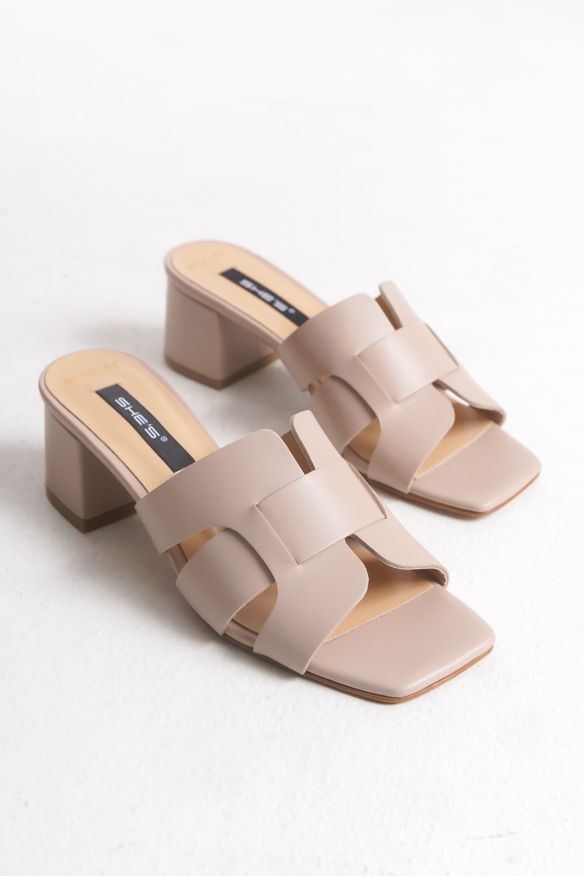 shes00n0555-colorphotos-0009-dsc0708669bfcf1aa34a3.jpg She's Kadın Nude Deri Günlük Klasik Topuk Terlik SHES00N0555 - Görsel 1